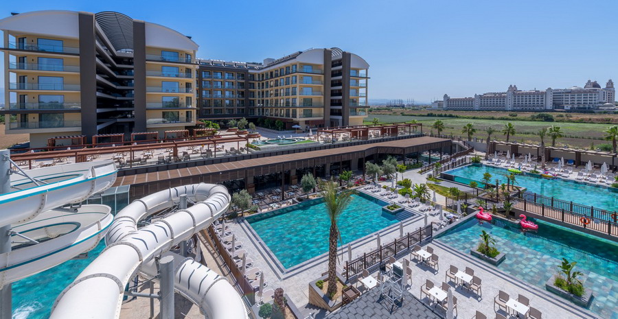 Sorgun Akadia, Blick auf die Hotel-Pools, Sorgun-Titreyengöl